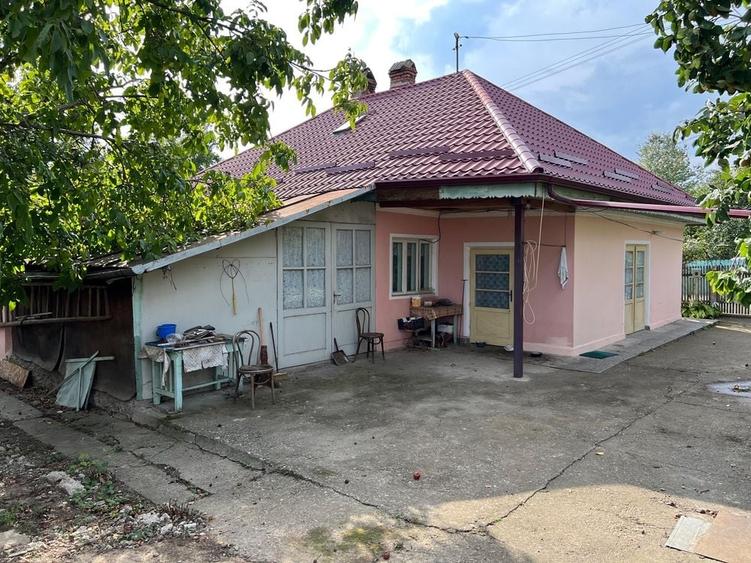 Casă cu 4 camere în Buhuși