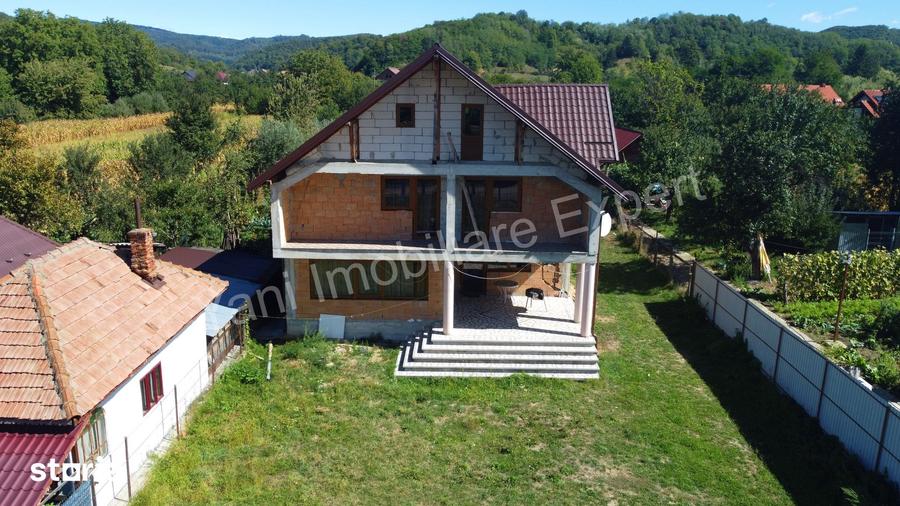 Casă cu 5 camere cu Teren 2351 Mp în Albești