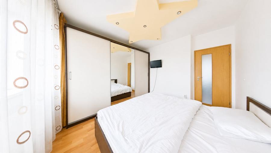 Apartament cu 2 camere semidecomandat, mobilat în Intim
