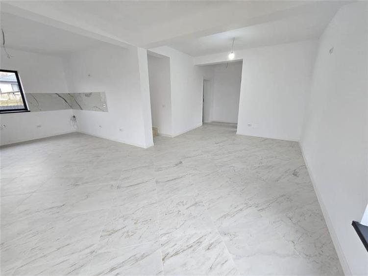 Apartament cu 4 camere decomandat în Lețcani