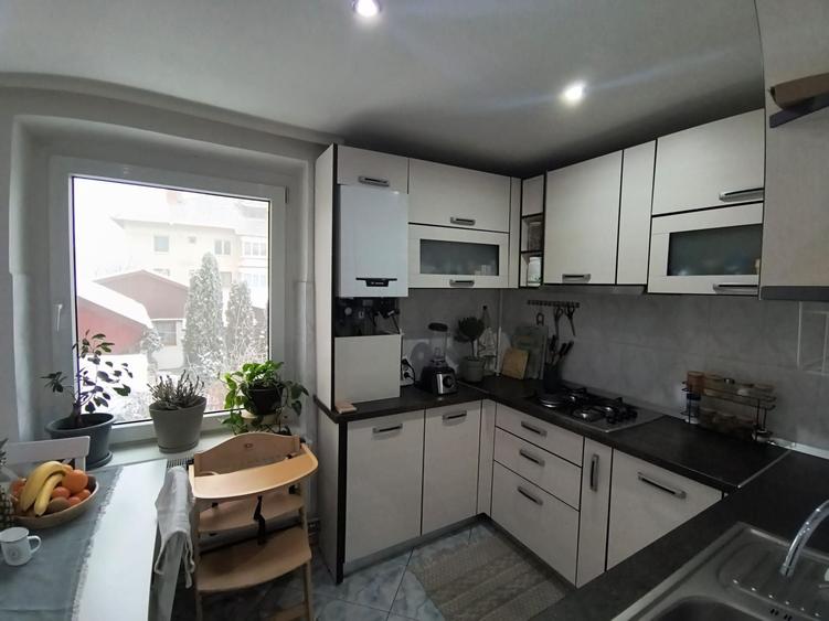 Apartament cu 4 camere decomandat, mobilat în Nord-Est