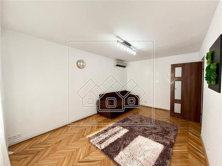 Apartament cu 4 camere decomandat în Valea Aurie