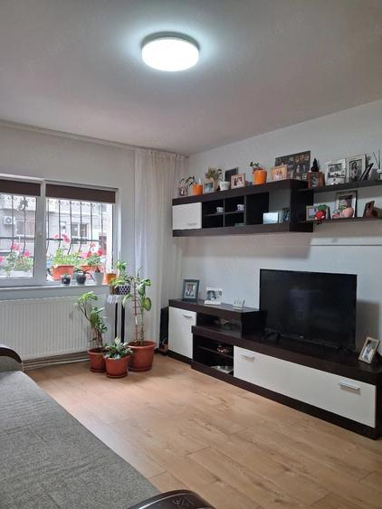 Apartament cu 2 camere semidecomandat, mobilat în Exterior Vest