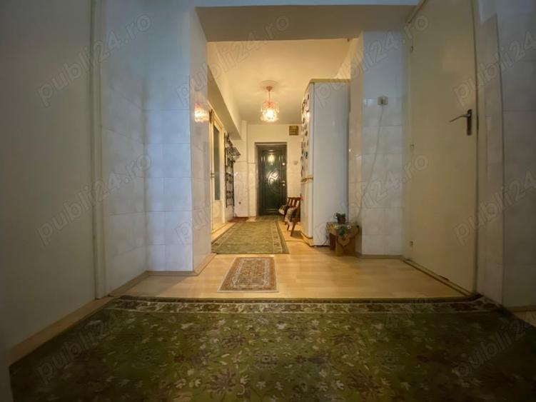 Apartament cu 3 camere decomandat în 22 Decembrie