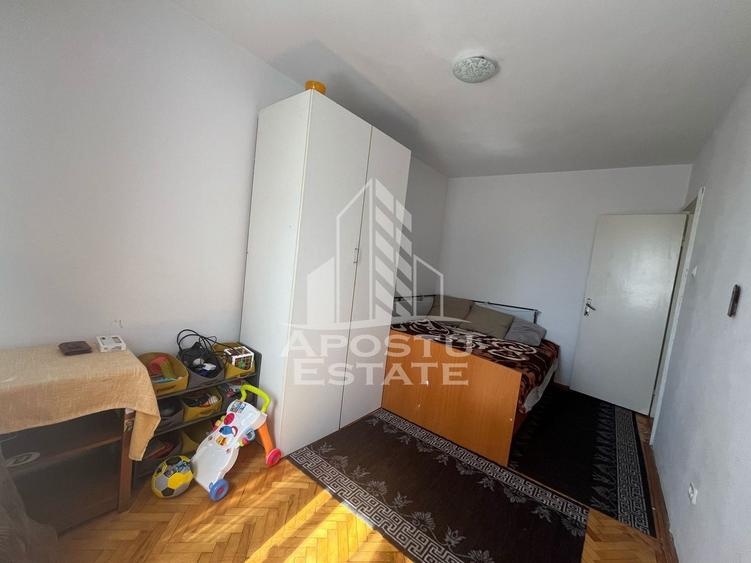 Apartament cu 3 camere semidecomandat, mobilat în Dâmbovița