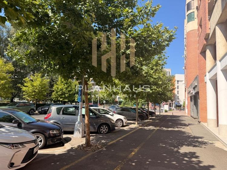 Apartament cu 3 camere semidecomandat, mobilat în Progresul