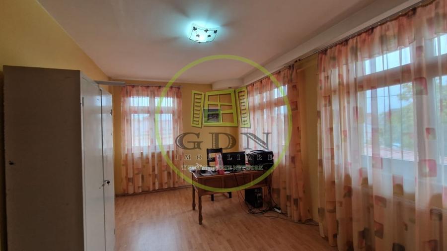 Spațiu comercial, de 800 mp, în Rovine