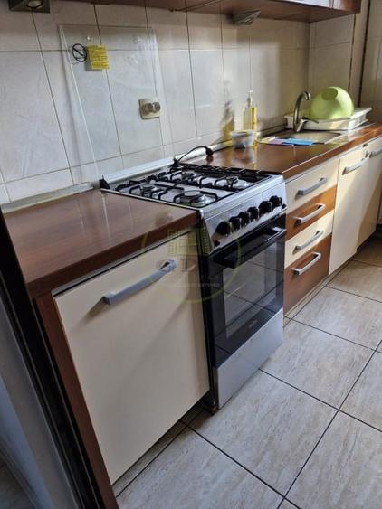 Apartament cu 3 camere decomandat, mobilat în Vasile Aaron