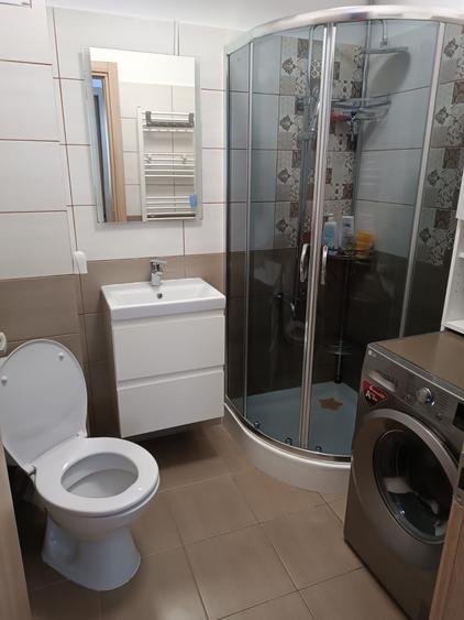 Apartament cu 3 camere decomandat în Roșu