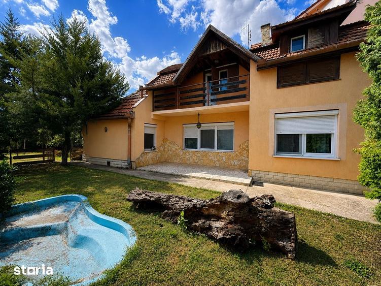 Casă cu 5 camere semidecomandat cu Teren 500 Mp în Central