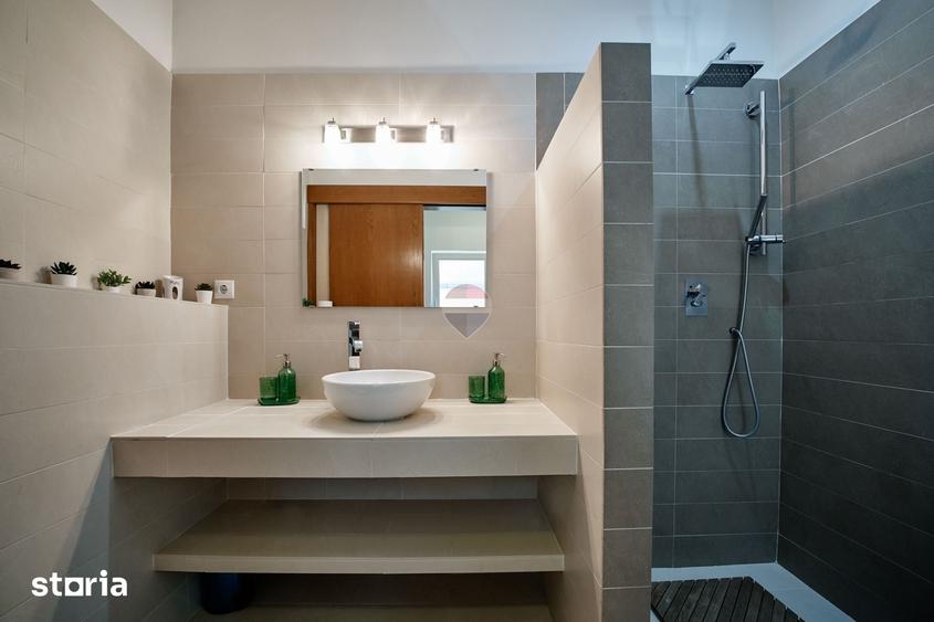 Casă cu 9 camere cu Teren 4800 Mp în Central