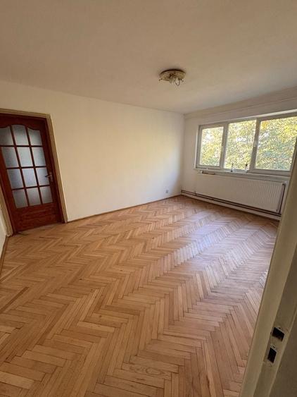 Apartament cu 3 camere semidecomandat în Circumvalațiunii