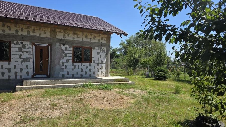Casă cu 4 camere în Podenii Noi