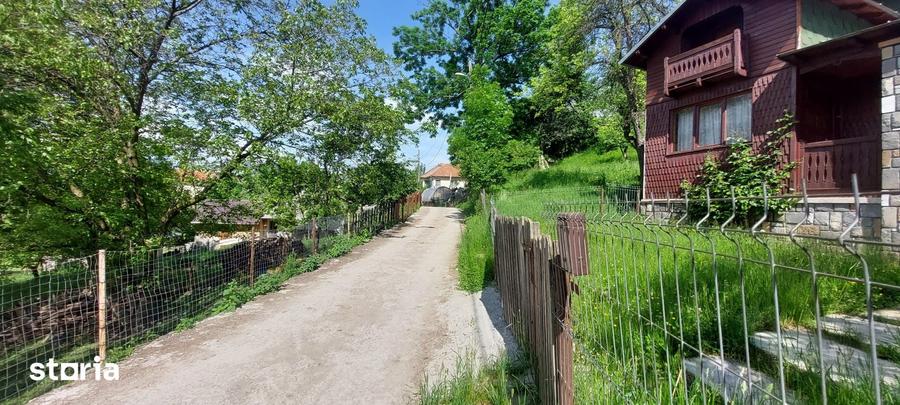 Casă cu 2 camere decomandat cu Teren 1745 Mp în Central