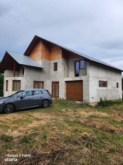 Casă cu 4 camere cu Teren 1700 Mp în Zamostea