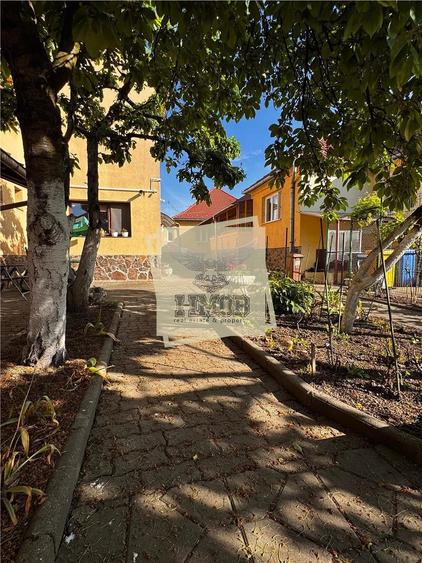 Casă cu 10 camere cu Teren 450 Mp în Central