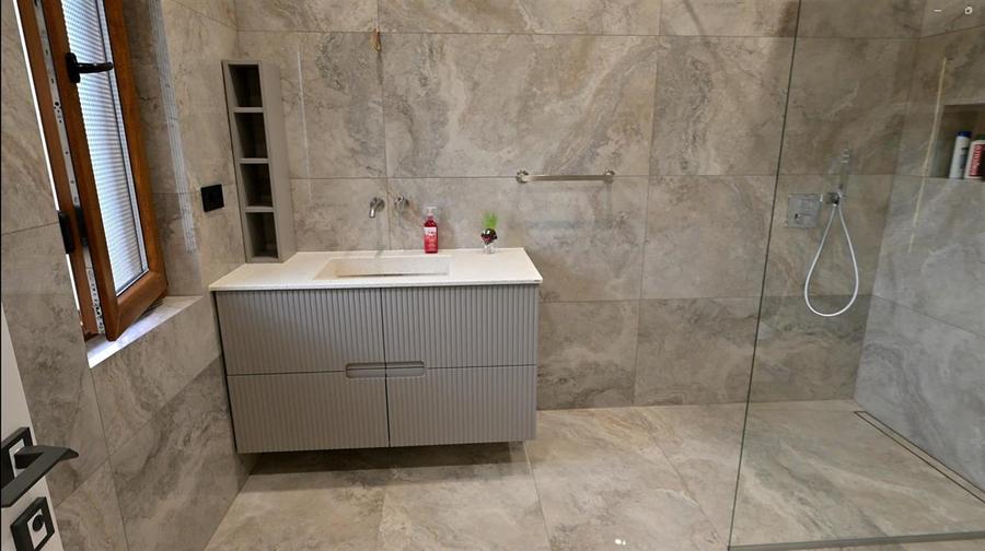 Casă individuală cu 8 camere cu Canalizare în Bosanci