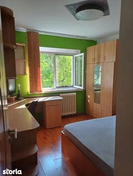 Apartament cu 3 camere decomandat, mobilat în Nicolina