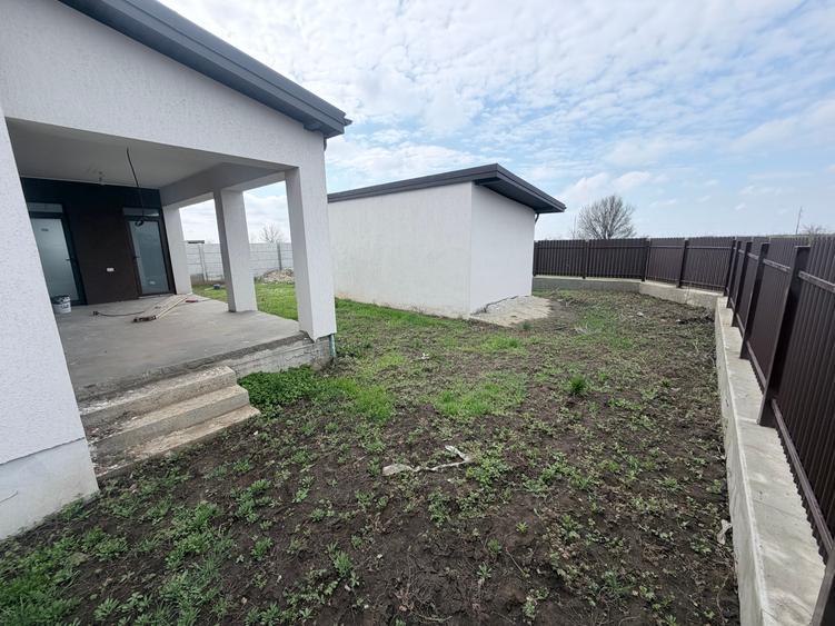 Casă individuală cu 5 camere cu Teren 492 Mp în Exterior Sud