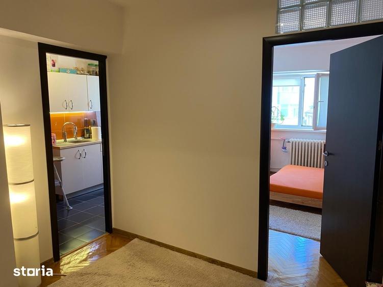 Apartament cu 3 camere semidecomandat în Victoriei