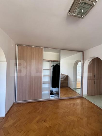 Apartament cu 3 camere semidecomandat, mobilat în Moreni
