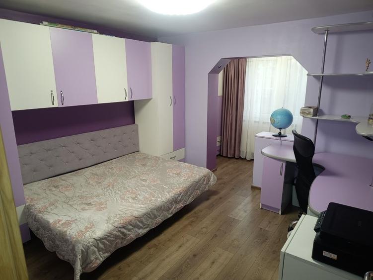 Apartament cu 4 camere decomandat în Lipovei