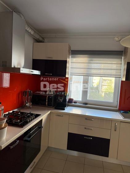 Apartament cu 3 camere semidecomandat, mobilat în Băneasa