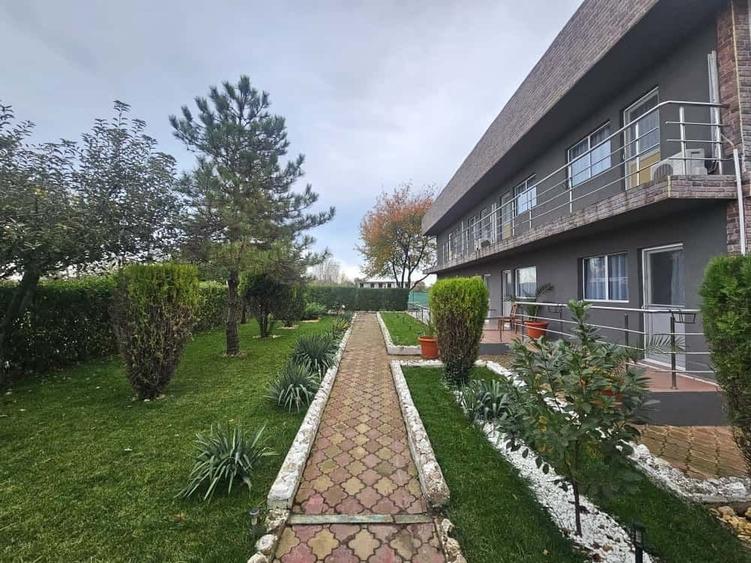 Casă individuală cu 18 camere cu Canalizare în Central