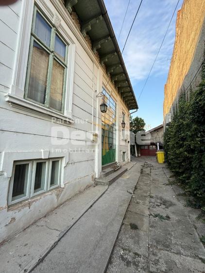 Casă individuală cu 4 camere cu Canalizare în Central