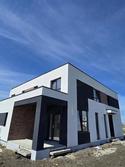 Casă cu 5 camere cu Teren 277 Mp în Torontalului