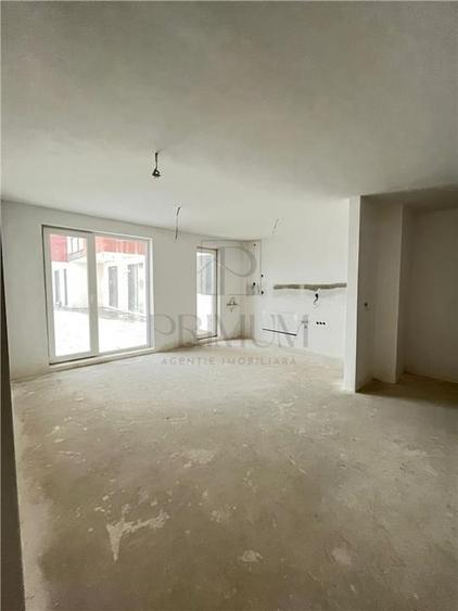 Apartament cu 3 camere semidecomandat în Torontalului