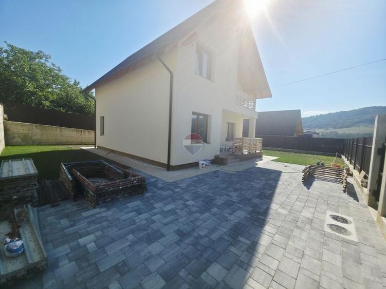 Casă individuală cu 4 camere cu Teren 458 Mp în Calea Romanului