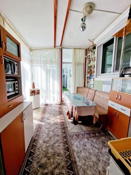 Casă individuală cu 8 camere cu Canalizare în Exterior Est