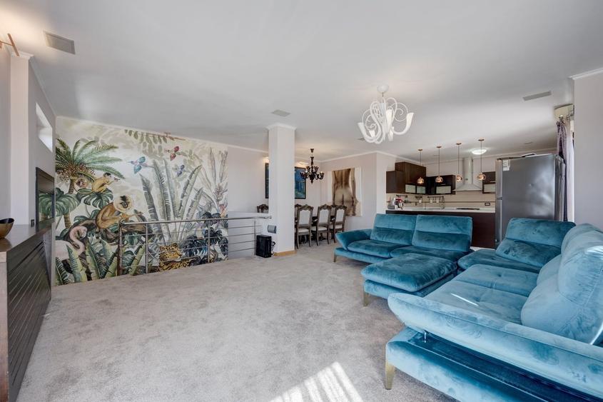 Penthouse cu 3 camere semidecomandat în Central