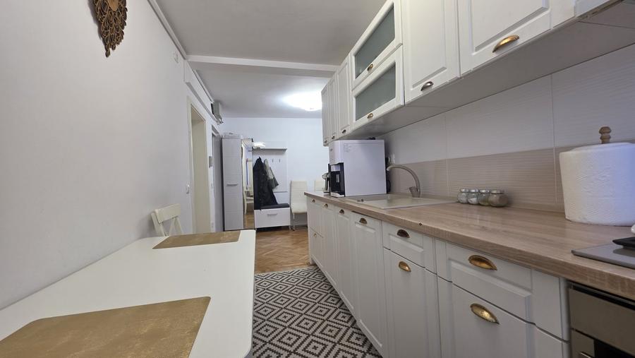 Apartament cu 3 camere decomandat, mobilat în Vasile Aaron