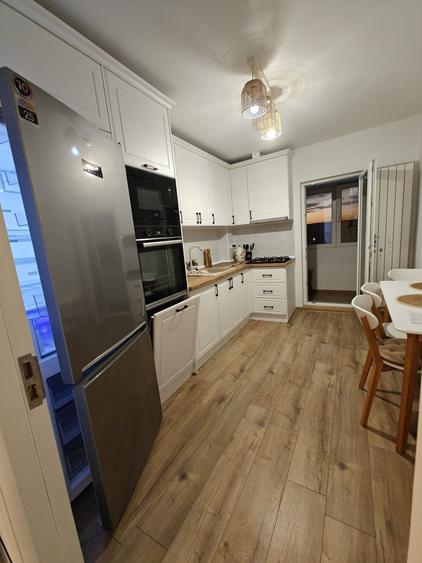 Apartament cu 4 camere decomandat în Central