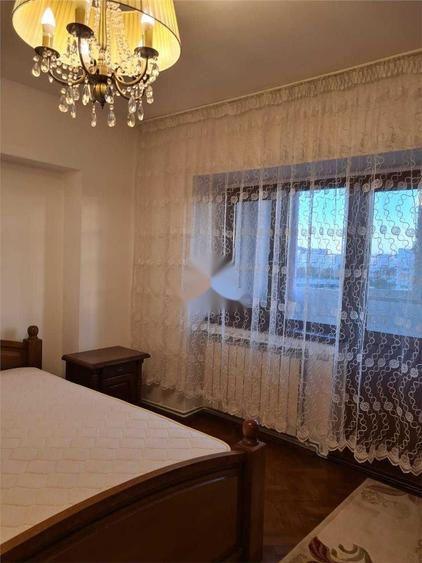 Apartament cu 3 camere decomandat în Podu Roș