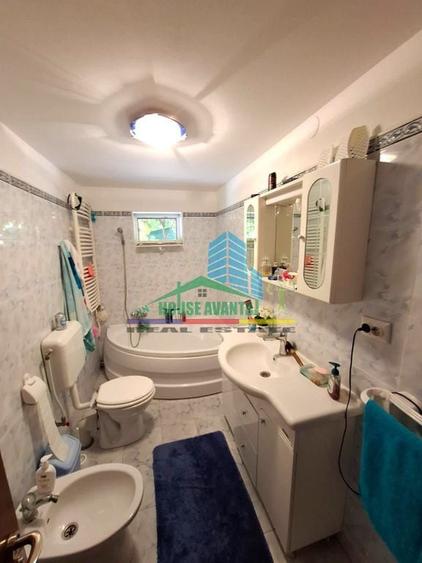 Casă cu 5 camere cu Teren 2428 Mp în Central