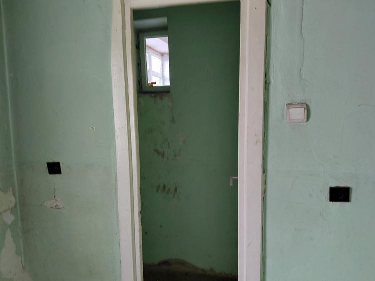 Apartament cu 4 camere decomandat în Peregu Mare