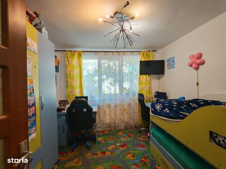 Apartament cu 3 camere decomandat, mobilat în Cornișa
