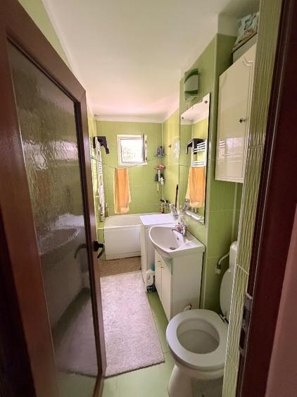 Apartament cu 3 camere semidecomandat în Km 4-5