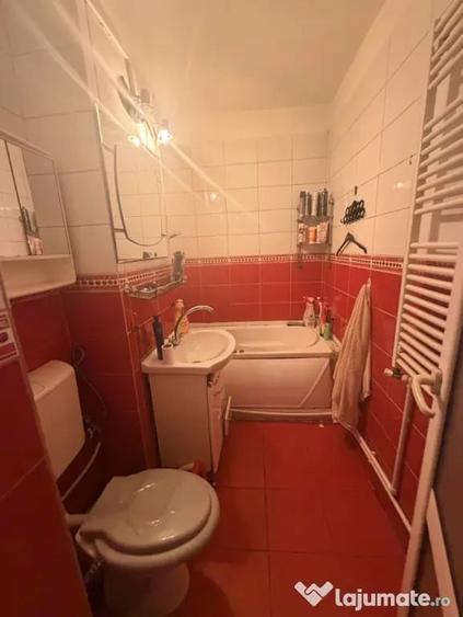 Apartament cu 2 camere semidecomandat în Craiovița Nouă
