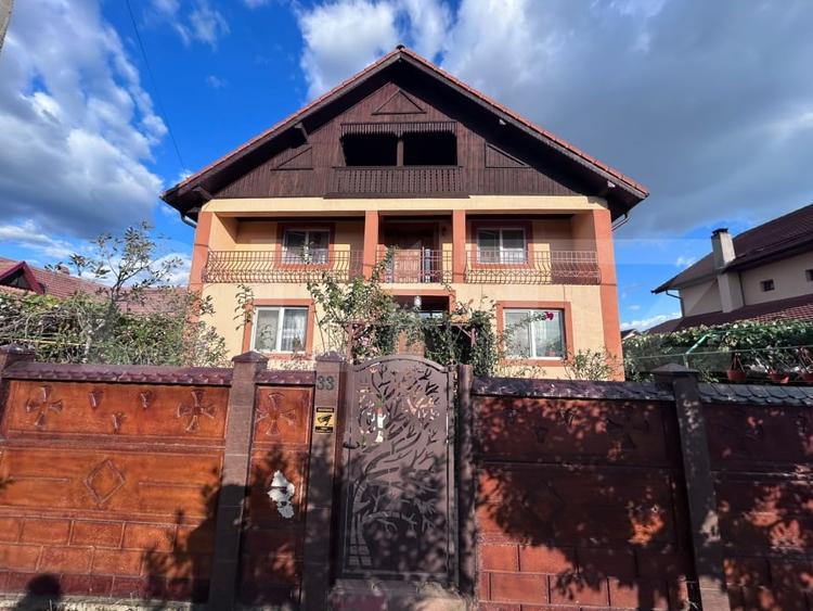 Casă individuală cu 6 camere cu Canalizare în Primăverii