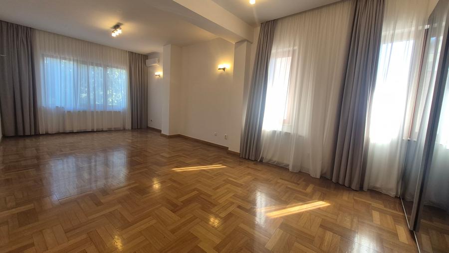 Casă individuală cu 6 camere cu Canalizare în Nord