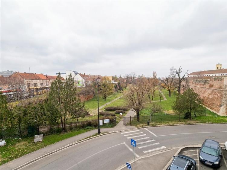 Apartament cu 4 camere decomandat în Central