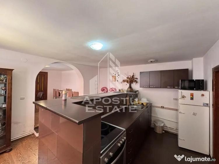 Casă cu 8 camere cu Teren 700 Mp în Sălașu de Jos
