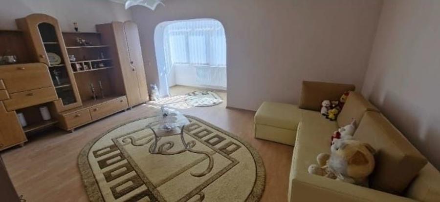 De vanzare apartament cu 3 camere - 1