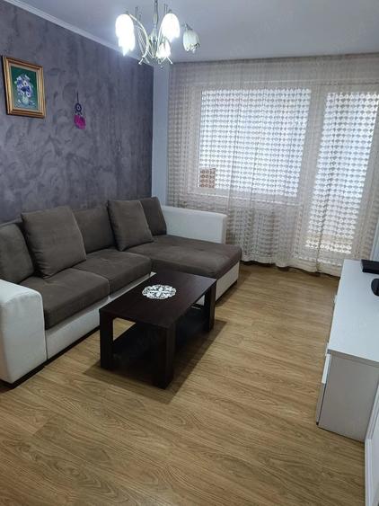 Apartament cu 3 camere semidecomandat în Decebal