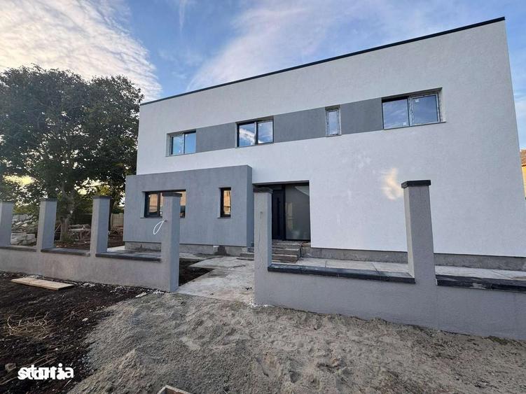 Casă cu 5 camere cu Teren 445 Mp în Cumpăna