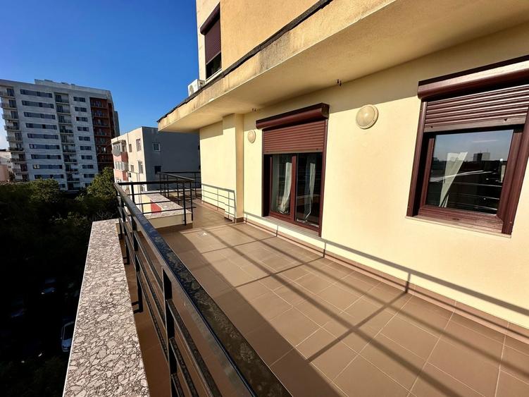 Apartament cu 4 camere semidecomandat, mobilat în Decebal
